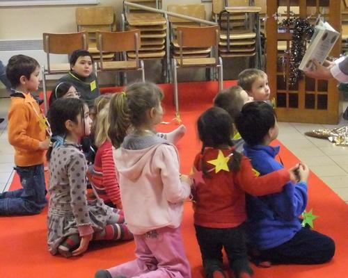 Les enfants portent les étoiles qu'ils ont réalisées.