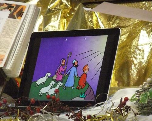 La naissance de JESUS est d'abord annoncée aux plus pauvres: les bergers. Ils apportent des cadeaux à JESUS;