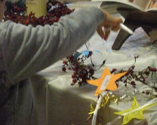Comme les bergers, les enfants viennent apporter des cadeaux à JESUS;