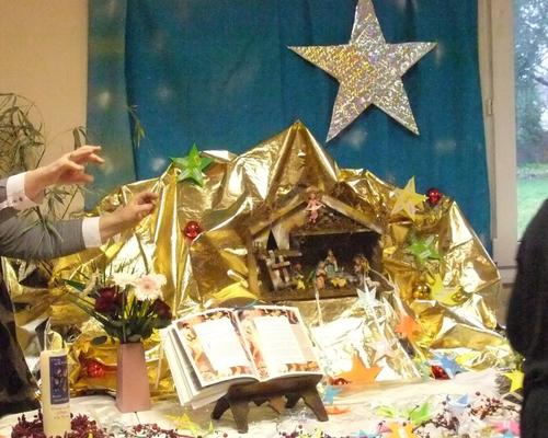 MAINS TENDUES
pour accueillir les réalisations des enfants et les mettre autour de la crèche.