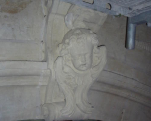 UN ANGE D'UNE DES ARCATURES