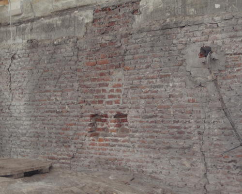 PLUS DE TRACE DE L'ANCIENNE CHARPENTE MAIS DES FISSURES