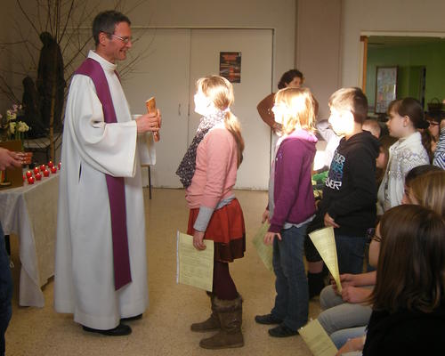 remise de la parole de Dieu aux enfants de première communion
