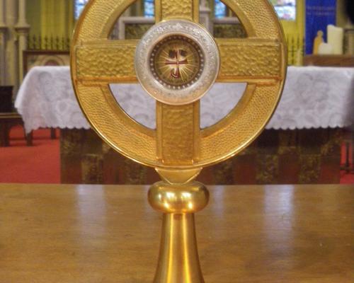 relique des Bienheureux Louis et Zélie Martin (partie de linceul) et cheveux de Sainte Thérèse de Lisieux