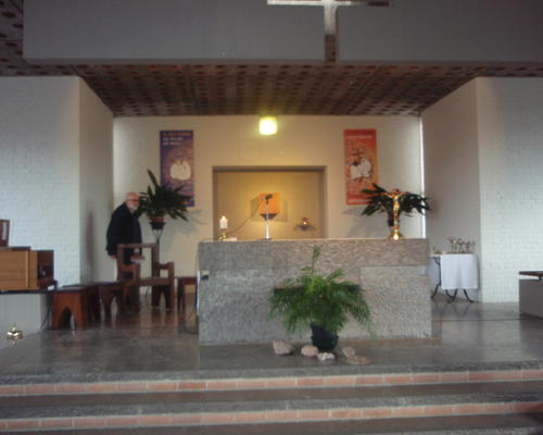 Le tabernacle placé maintenant sur le mur du fond du chœur