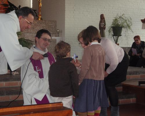 Les enfants en chemin vers le baptême reçoivent une croix