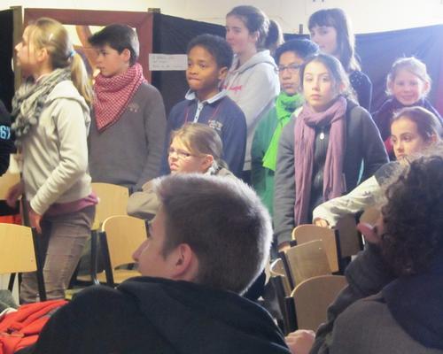 des visiteurs  attentifs  aux propos de leur guide