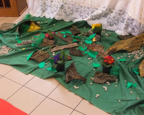 Aprés le temps du Carême, évoqué par les bois morts....