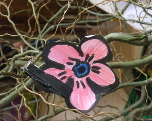Qu'elle est belle cette fleur que nous avons coloriée!