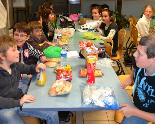 le repas du soir - pique-nique  : on fait passer les paquets de chips !