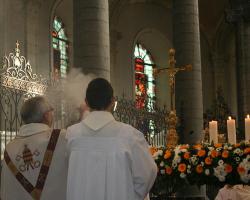 Encensement de la croix de l'autel