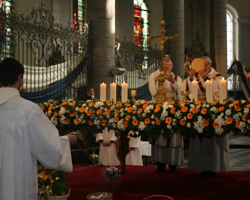 "Par Lui, avec Lui et en Lui, à Toi, Dieu le Père Tout-Puissant, dans l'unité du St Esprit, tout honneur et toute gloire pour les siècles des siècles, amen!"
