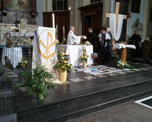 offertoire : c'est Jessica, son parrain et sa marraine qui apportent les offrandes à l'autel