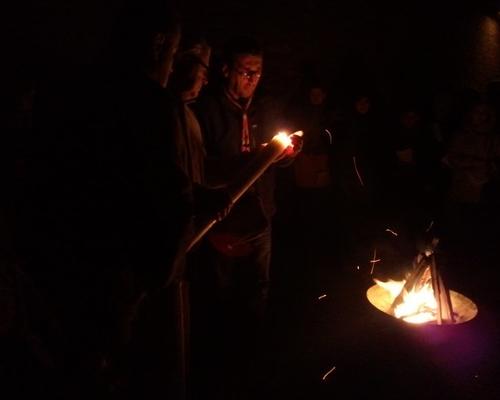 Le nouveau cierge pascal est allumé au feu