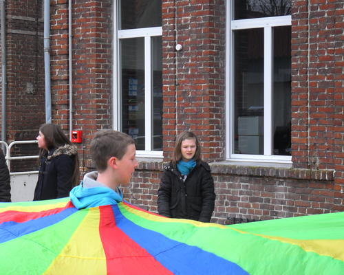 marrant .... le jeu du parachute avec le Père Bruno pendant la pause ....
