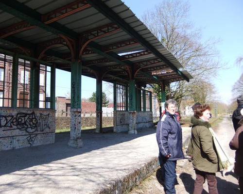 ...Devant l'ancienne gare de Fresnes...