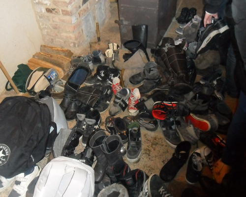 Enlever nos chaussures, c'est ce que nous avons donc fait .....