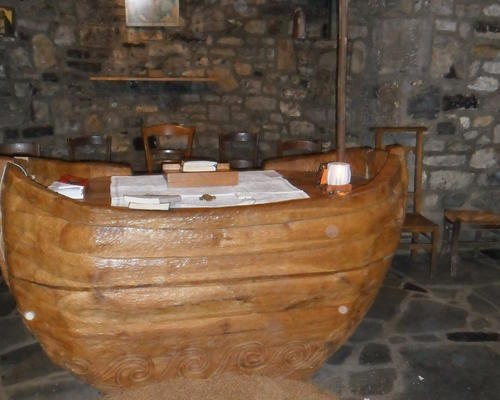 une barque en guise d'autel .. comme notre chant "PRENDS TA BARQUE, DIEU T'APPELLE ..."