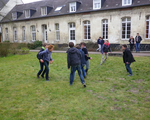 Les garçons font un rugby dans la pelouse de l'abbaye!