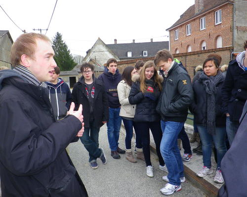 Christophe fait visiter le village de Blangy aux jeunes. Ici devant le moulin sur la Ternoise.