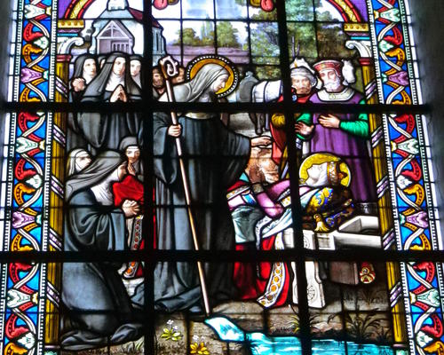 Retour du corps d'Emme à Blangy. Emme rouvrit les yeux une dernière fois pour contempler sa mère, avant de les refermer pour toujours. La source située derrière la chapelle Sainte-Emme (à la sortie de Blangy) est réputée guérir les maladies des yeux.