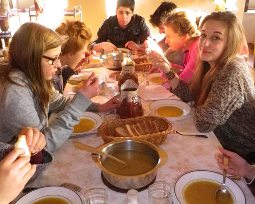 Pendant le repas du samedi soir