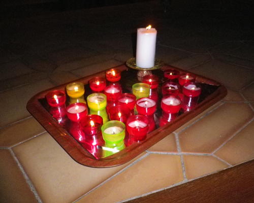 Les lumignons posés à proximité de l'autel, symbole de la prière des jeunes...
