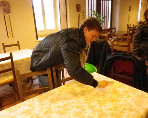 Sébastien nettoie une des tables.