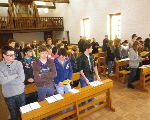 L'assemblée, composée des confirmands, des animateurs, des laïques de la communauté et de quelques paroissiens blangiaquois se lèvent pour écouter l'Evangile.
