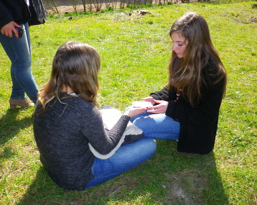 Les filles s'échangent leur numéro de téléphone. Signe de l'amitié qui s'est créée entre les jeunes durant cette belle retraite.