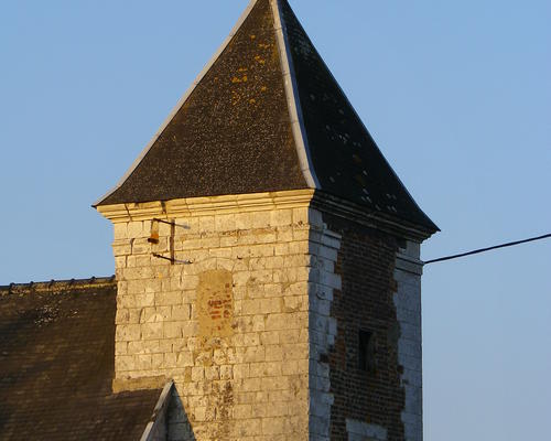 Une tour carrée située derrière la chapelle. Peut-être était-ce un pigeonnier?