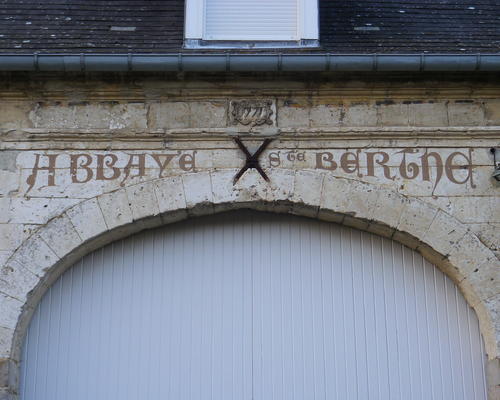 Les bâtiments actuels datent de 1771. Avant la Révolution, ils servaient de bâtiments agricoles à la communauté bénédictine qui a disparu à la Révolution.