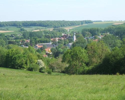 ... depuis les coteaux nord de la Ternoise, près du sentier des Vallons. On distingue très bien l'église paroissiale, le moulin et surtout l'abbaye Ste-Berthe.