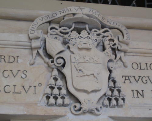 armoiries à l'entrée de la Chapelle
