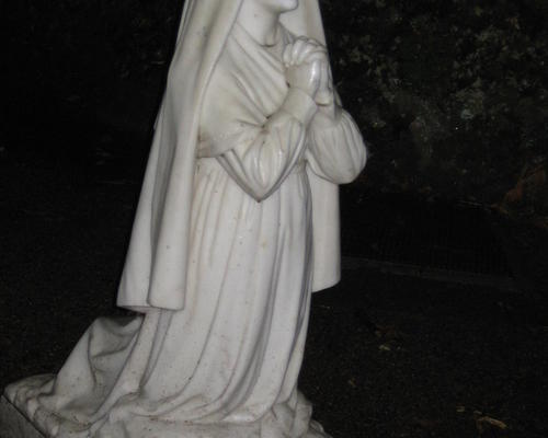 Bernadette à la grotte