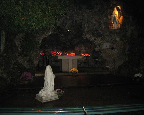 à la grotte le soir