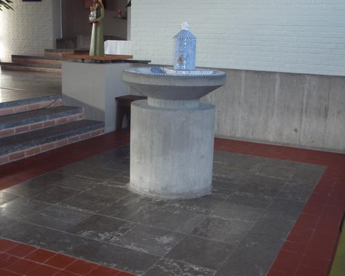 le baptistère fixé dans les pierres du sol