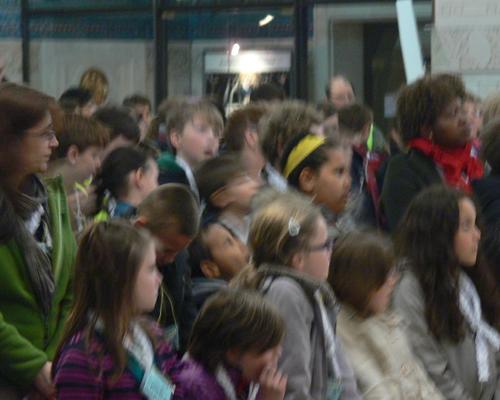 la même foule en prière