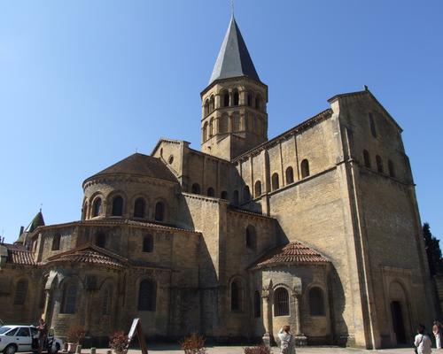 Paray-le-Monial_-_Basilique_du_Sacr%C3%A9_Coeur_02