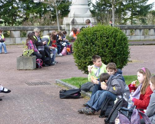 8 pique nique devant la basilique