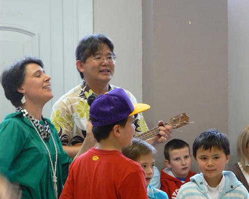 La famille Léang interprétant des chants polynésiens