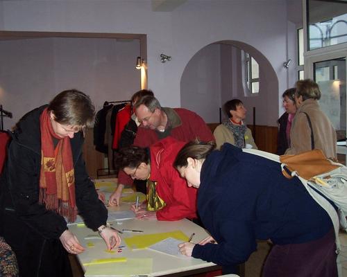 2- On s'inscrit, reçoit un dossier et un badge.
