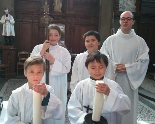 Les enafnts de choeur avec Théophane, séminariste