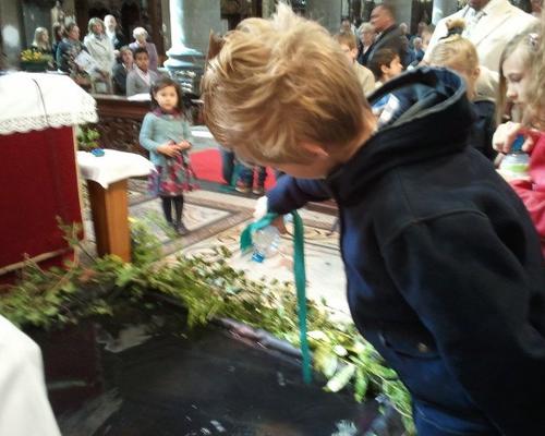 Les enafnst du caté' ont versé de l'eau dans la piscine