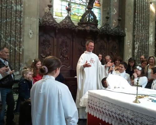 Enzo, je te baptise au nom du Père et du Fils et du Saint-Esprit