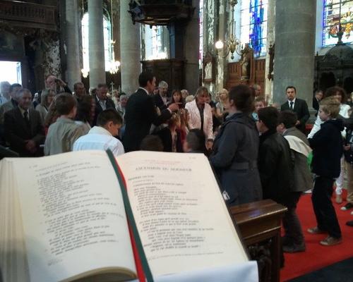 La célébration s'achève avec une ronde joyeuse