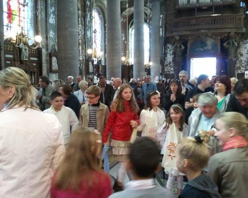 La célébration s'achève avec une ronde joyeuse