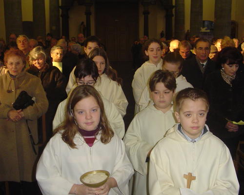 Procession des offrandes par les servants