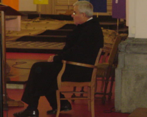 Notre archevêque pendant les discours