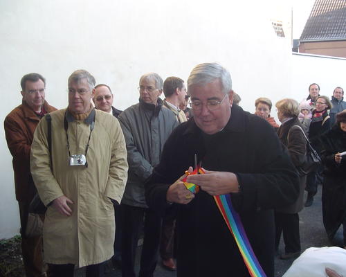 Monseigneur s'applique !